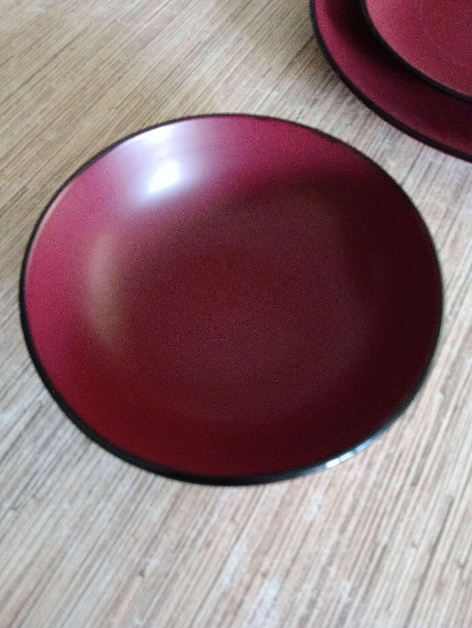 Фотография покупателя товара Набор тарелок керамических Доляна «Ваниль», 18 предметов: 6 тарелок d=19 см, 6 тарелок d=27 см, 6 мисок d=19 см, цвет бордовый