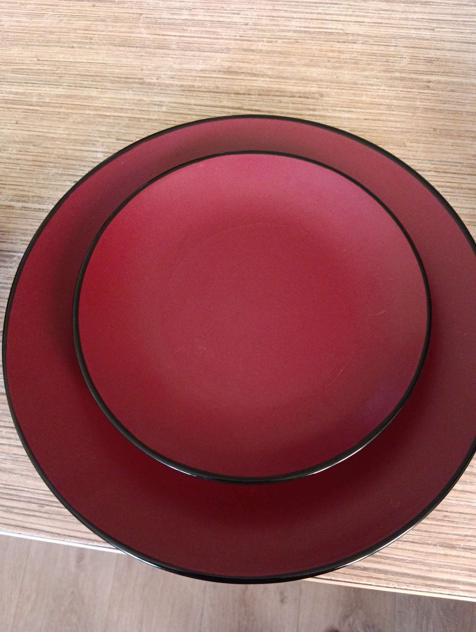 Фотография покупателя товара Набор тарелок керамических Доляна «Ваниль», 18 предметов: 6 тарелок d=19 см, 6 тарелок d=27 см, 6 мисок d=19 см, цвет бордовый - Фото 1
