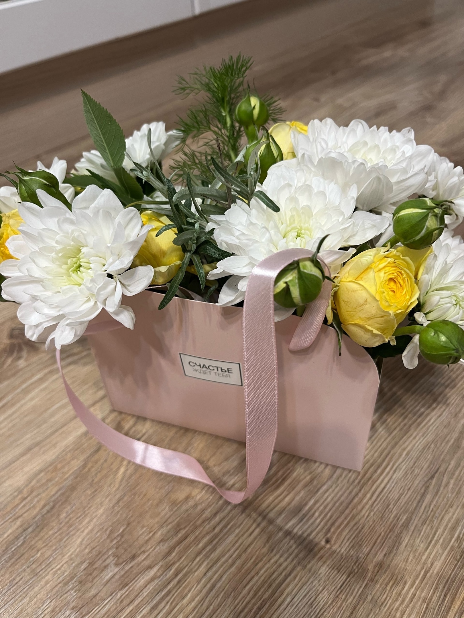 Фотография покупателя товара Коробка для цветов складная, розовая «Счастье ждет тебя», 17 × 13 × 7 см - Фото 2