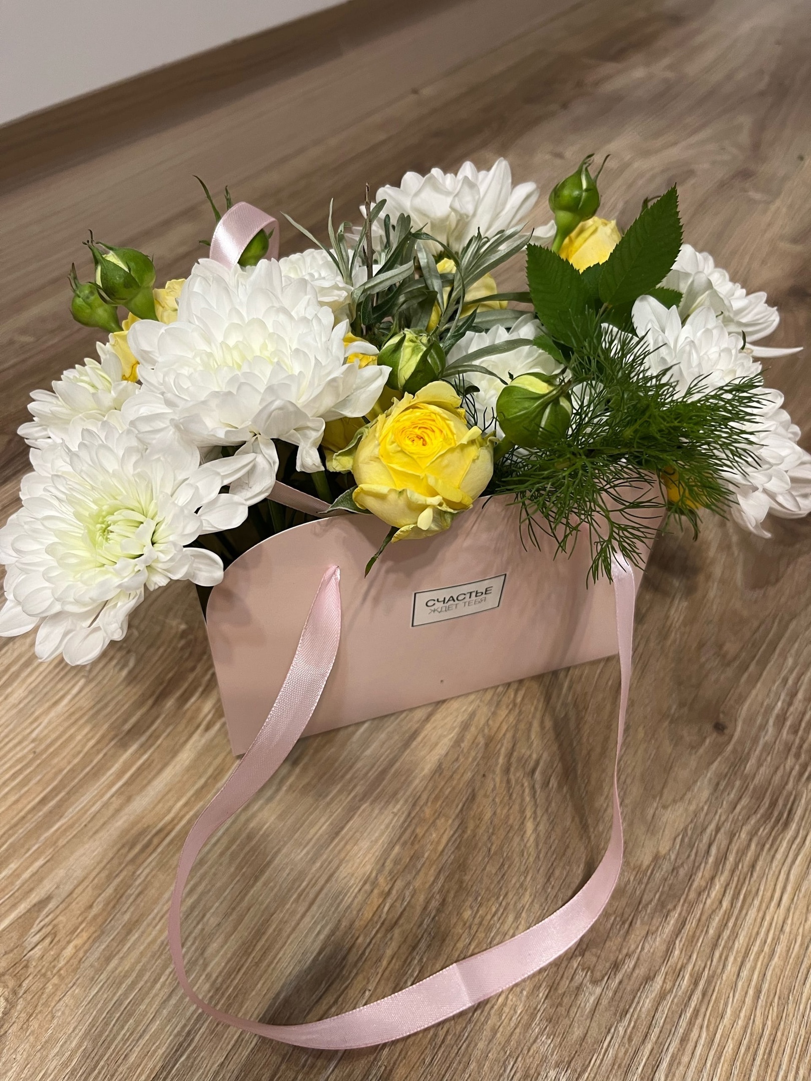 Фотография покупателя товара Коробка для цветов складная, розовая «Счастье ждет тебя», 17 × 13 × 7 см - Фото 1