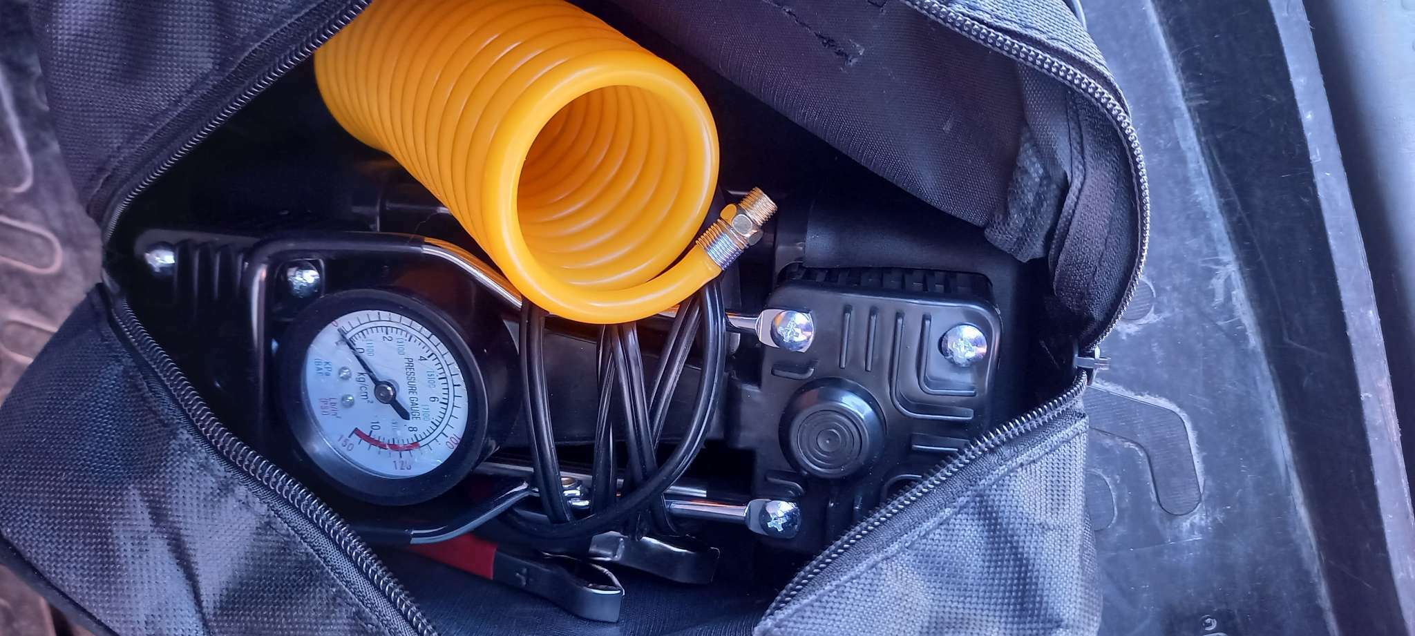 Фотография покупателя товара УЦЕНКА Компрессор автомобильный, двухпоршневой в сумке, 12В, 85 л/мин - Фото 4