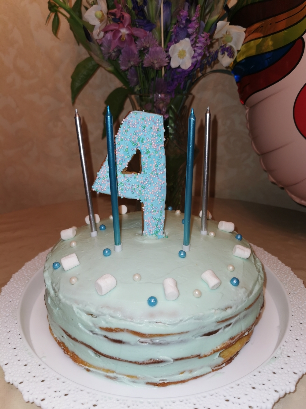 Фотография покупателя товара Свечи в торт "Ройс", 6 шт, высокие, 13 см, серебряные и голубые - Фото 4