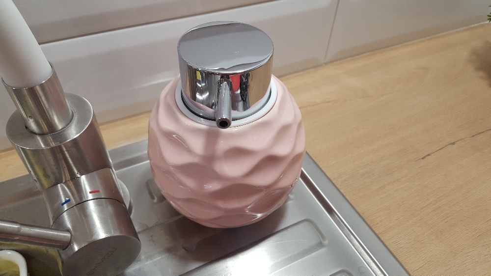 Фотография покупателя товара Дозатор для жидкого мыла Доляна «Нежность», 400 мл, цвет розовый - Фото 2