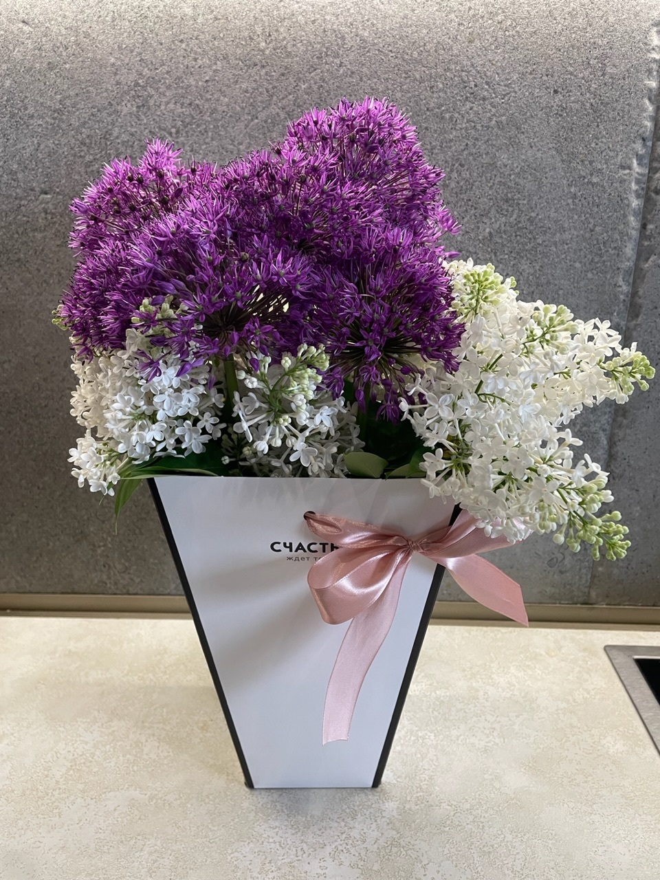 Фотография покупателя товара Коробка для цветов на лентах «Шанель», 17 х 25 х 9 см - Фото 8