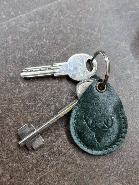 Фотография покупателя товара Брелок кожаный для автомобильного ключа, метка, капля, натуральная кожа, зеленый, олень - Фото 2