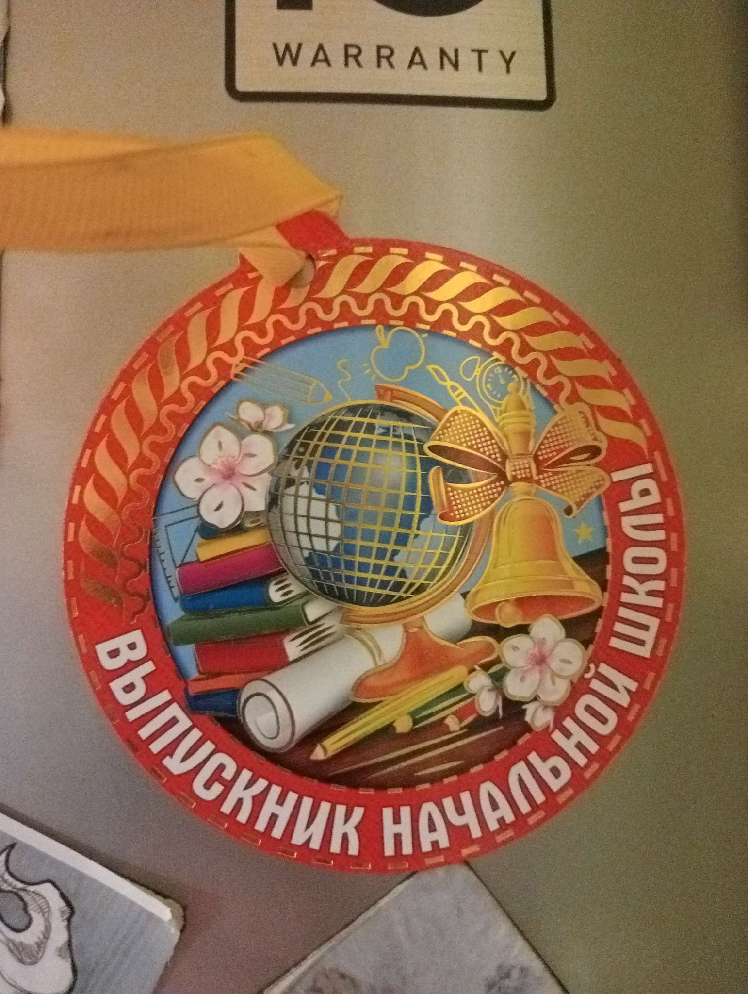 Фотография покупателя товара Медаль-магнит на ленте на Выпускной «Выпускник начальной школы», d = 8,5 см.