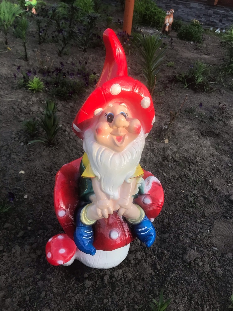 Фотография покупателя товара Садовая фигура "Гном на грибочке", разноцветная, гипс, 52 см - Фото 3