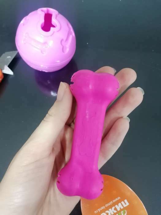 Фотография покупателя товара Игрушка жевательная "Вкусная кость" с отверстиями для лакомств, TPR, 11 см, розовая - Фото 3