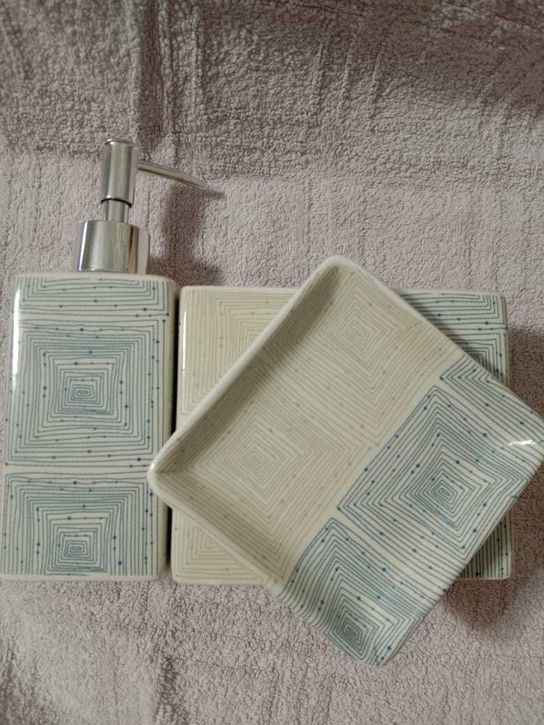 Фотография покупателя товара Набор аксессуаров для ванной комнаты «Гипноз», 4 предмета (мыльница, дозатор для мыла 350 мл, 2 стакана), цвет МИКС