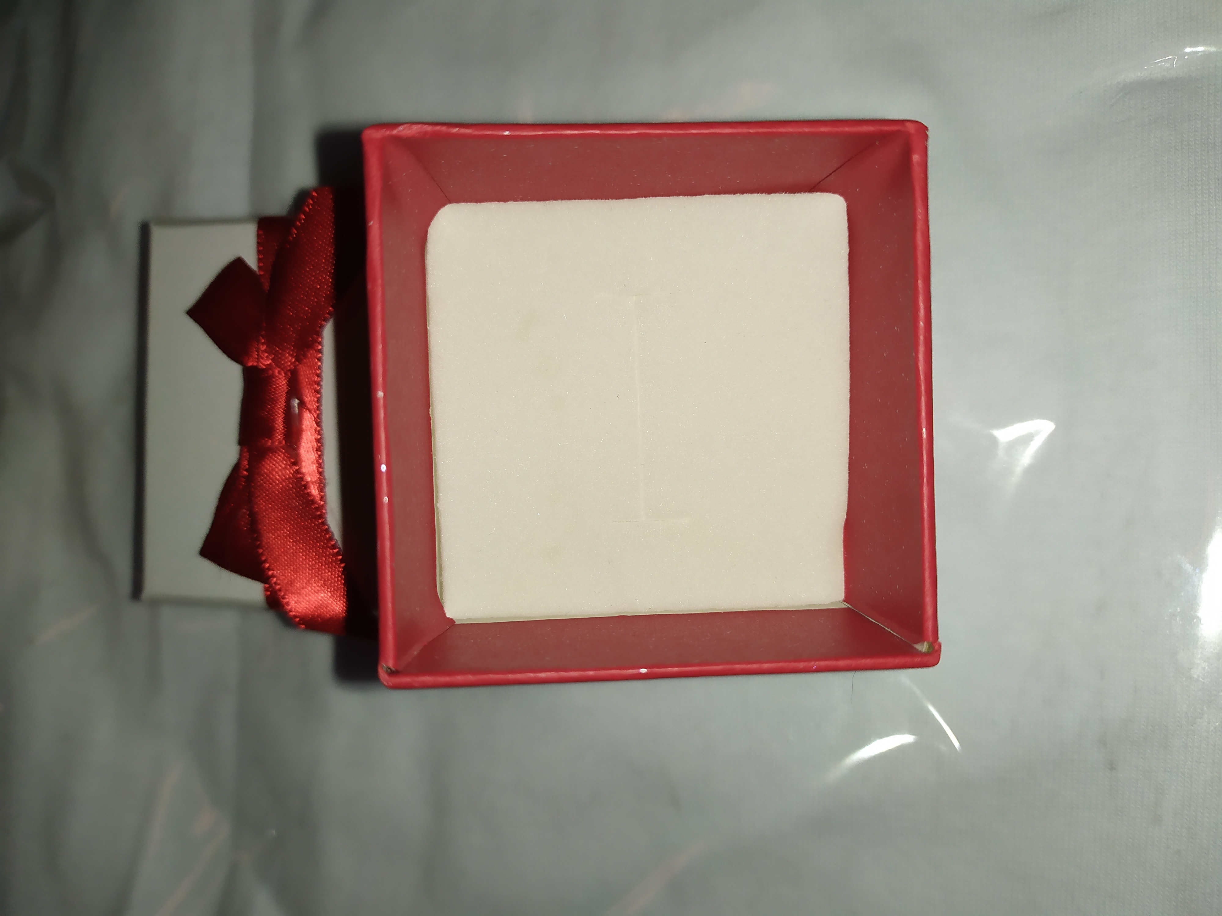 Фотография покупателя товара Коробочка подарочная под серьги/кольцо «Рафаэлло», 5×5, цвет бело-красный - Фото 2