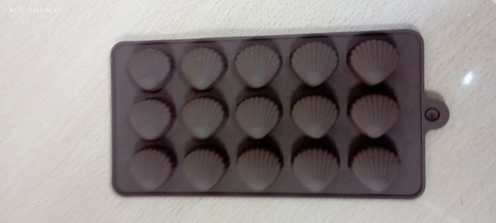 Фотография покупателя товара Форма для шоколада Доляна «Ракушки», силикон, 20,5×10,5 см, 15 ячеек (2,7×2,4 см), цвет коричневый - Фото 2