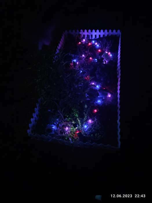 Фотография покупателя товара Гирлянда «Нить» 4.5 м с насадками "Ёжики", IP44, тёмная нить, 30 LED, свечение синие/фиолетовое/розовое, 2 режима, солнечная батарея - Фото 1