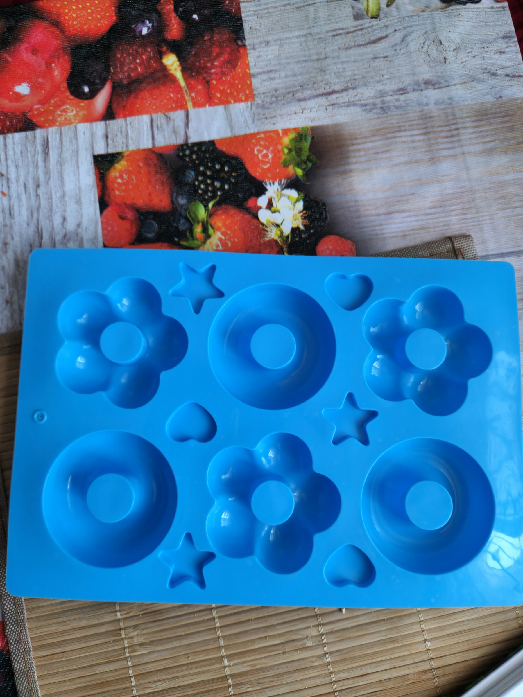 Фотография покупателя товара Форма для выпечки Доляна «Сладости. Пончик и Ромашка», силикон, 25.5×17.5 см, 6 ячеек, МИКС - Фото 3