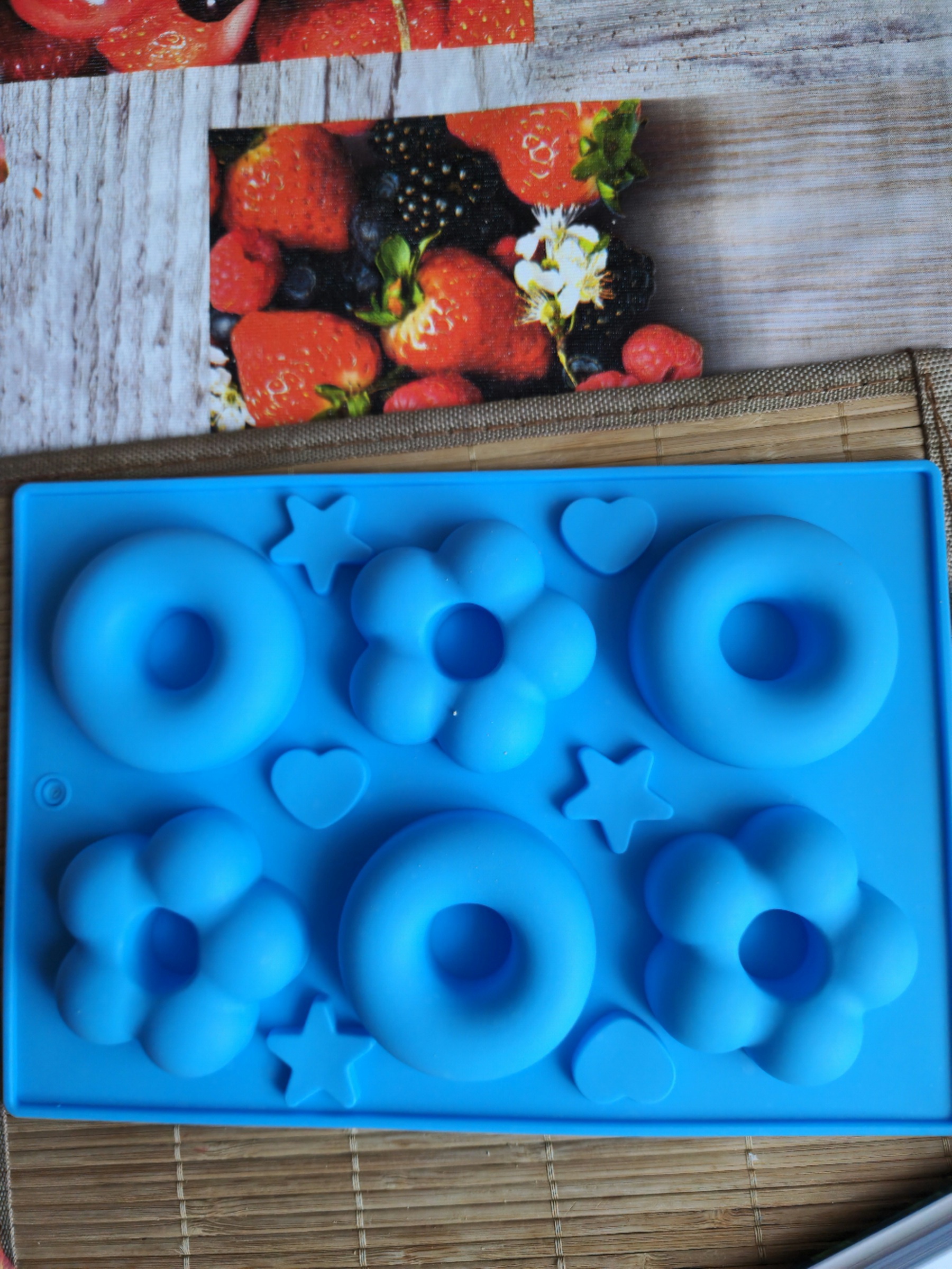 Фотография покупателя товара Форма для выпечки Доляна «Сладости. Пончик и Ромашка», силикон, 25.5×17.5 см, 6 ячеек, МИКС - Фото 4