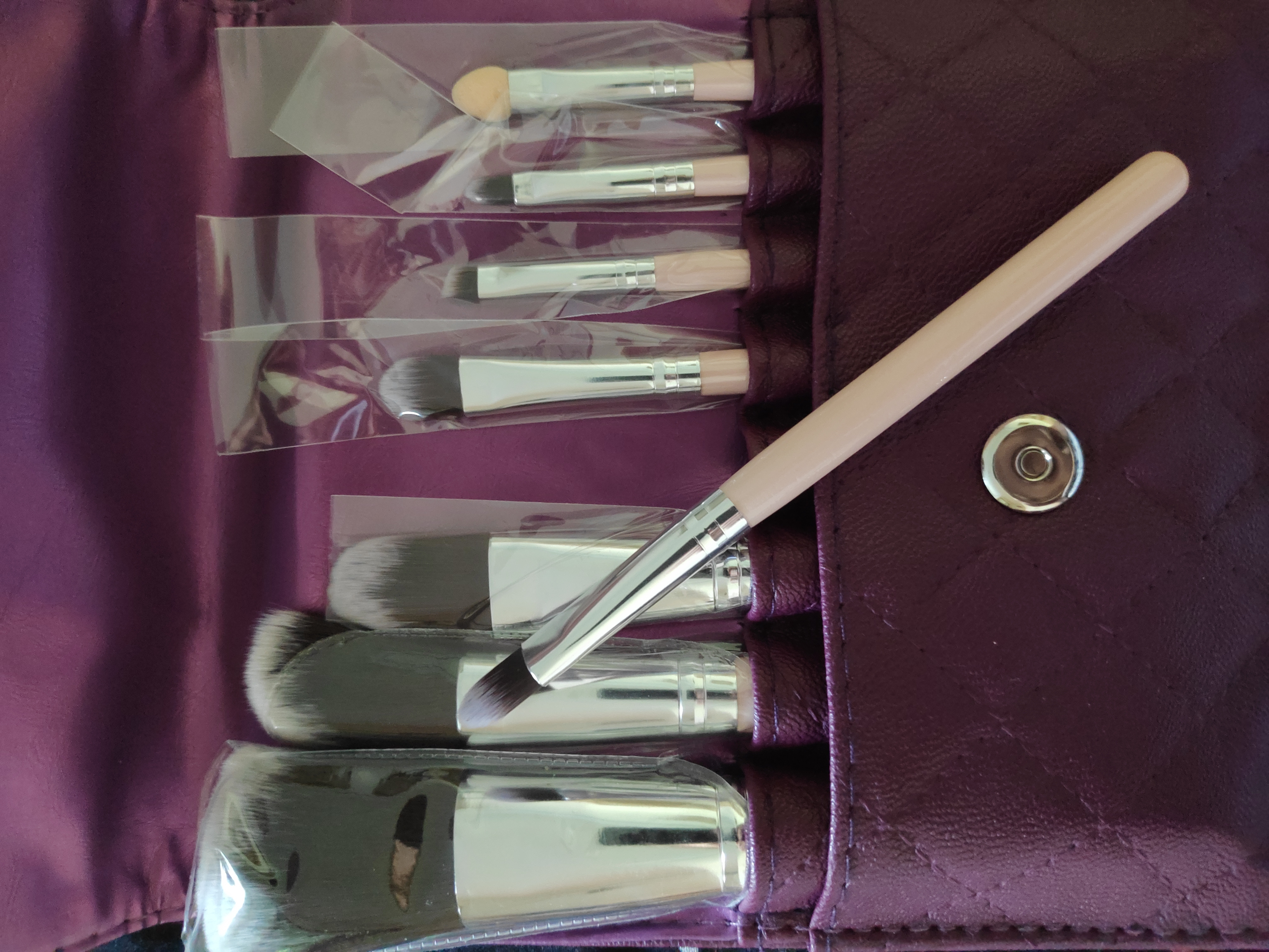 Фотография покупателя товара Набор кистей для макияжа «Элегантность», 8 предметов, чехол на кнопке, цвет бордовый/розовый