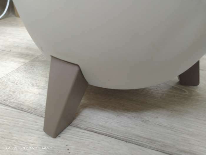 Фотография покупателя товара Кашпо на ножках «Флориан», 5,5 л (объём внутренней вставки 4,2 л), d=25 см, h=18,5 см, цвет белый ротанг