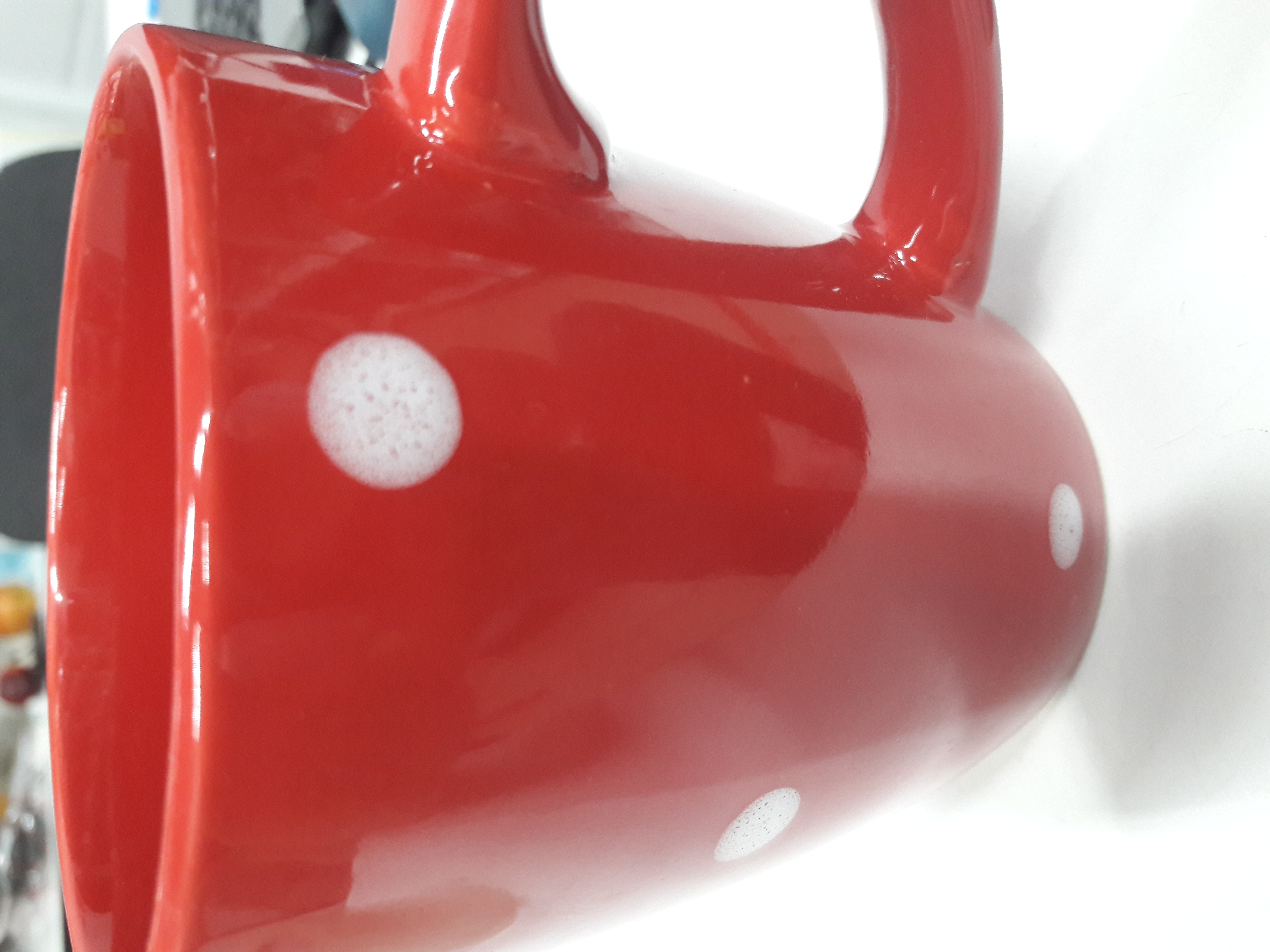 Фотография покупателя товара Кружка керамическая Доляна «Красный Горох», 360 мл, цвет красный - Фото 2