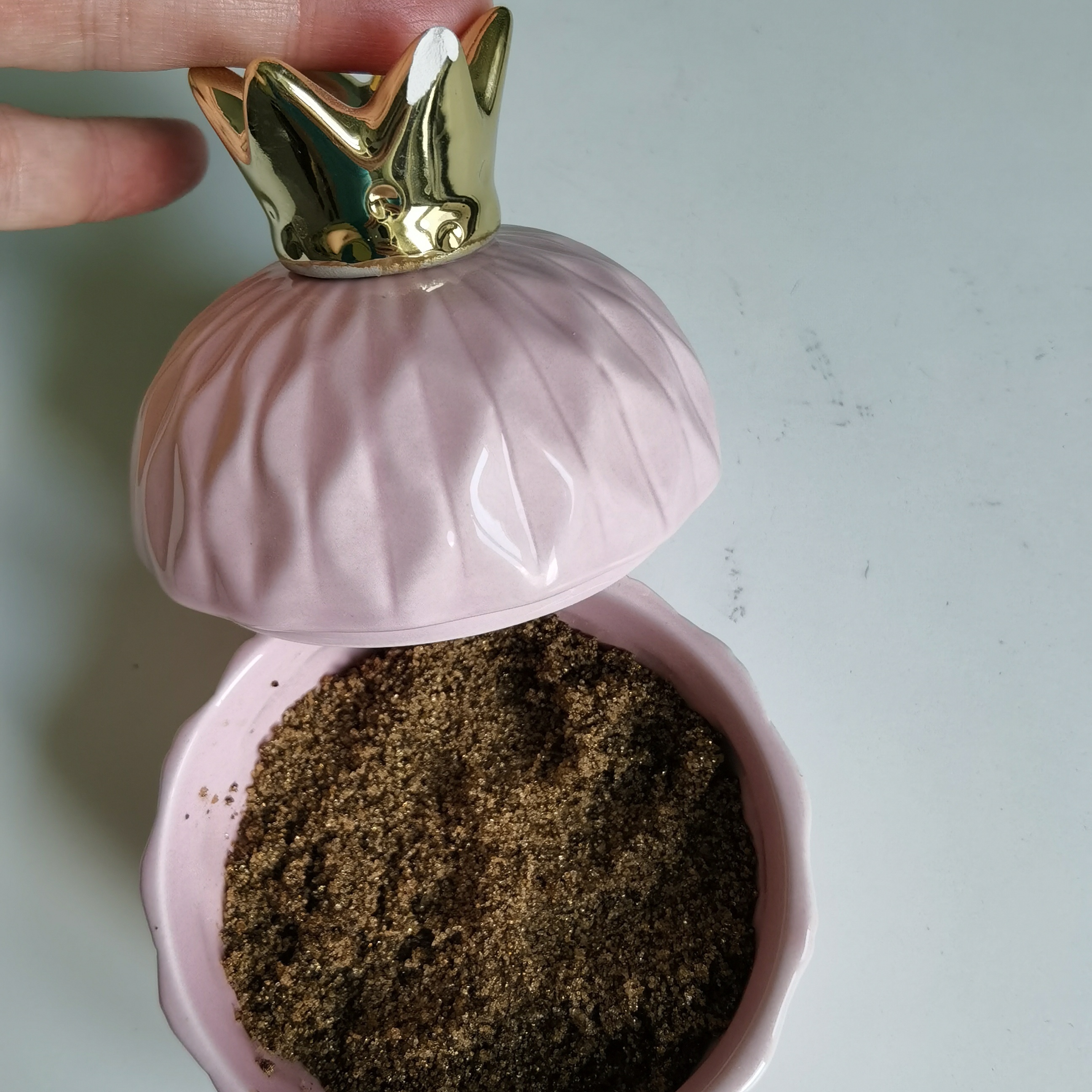 Фотография покупателя товара Банка керамическая для сыпучих продуктов Доляна «Золотая корона», 130 мл, цвет розовый
