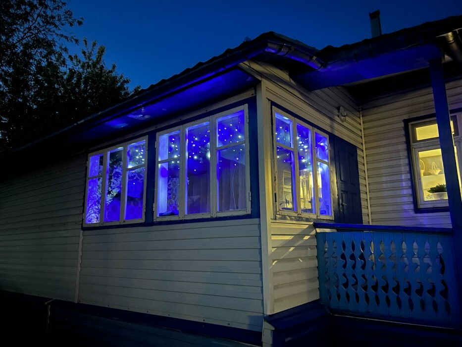 Фотография покупателя товара Гирлянда «Бахрома» 4 × 0.6 м, IP44, тёмная нить, 180 LED, свечение бело-синее, мигание, 220 В - Фото 1