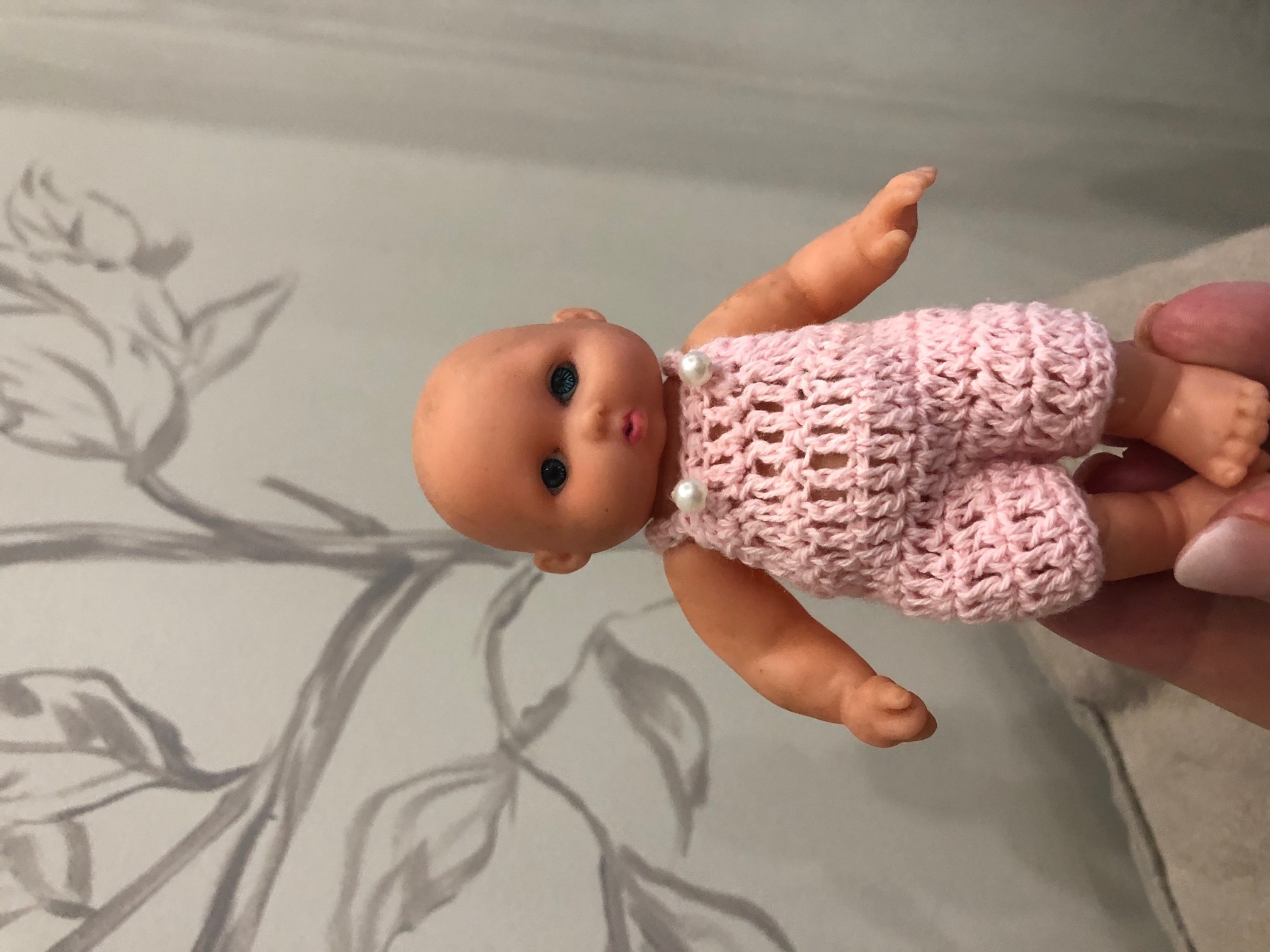 Фотография покупателя товара Комбинезон для куклы вязаный, цвет розовый, размер: 5.5 × 6 см - Фото 2