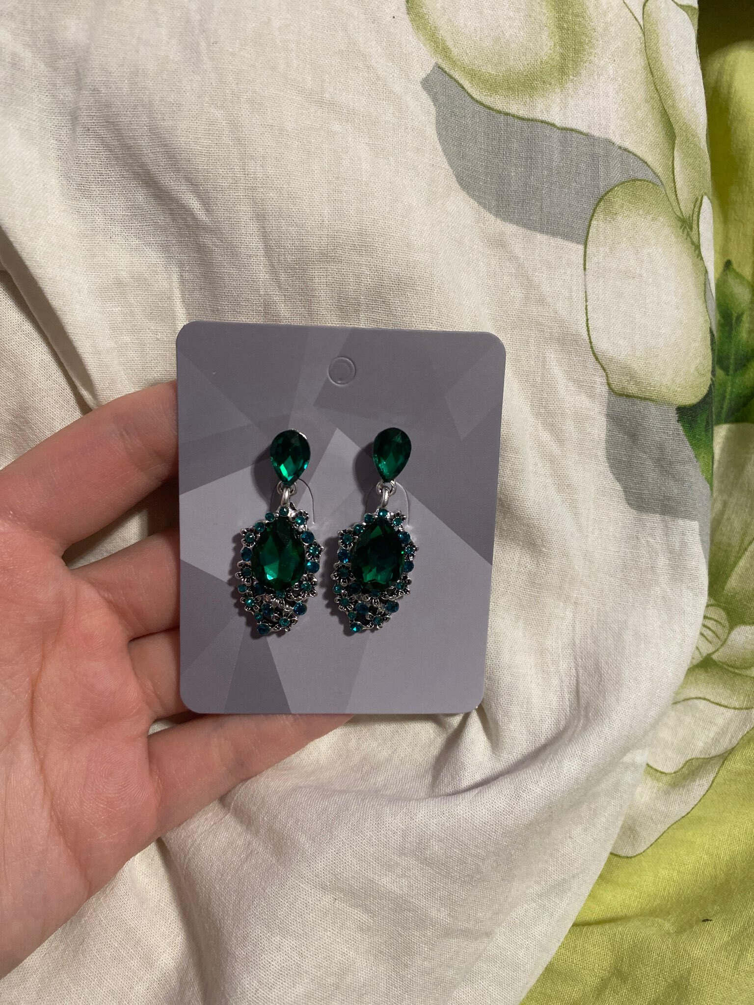 Фотография покупателя товара Серьги со стразами «Карнавал» шик, зелёные в чернёном серебре - Фото 4