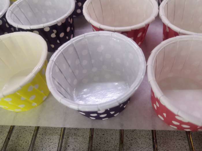 Фотография покупателя товара Форма для выпечки "Маффин", желтый в белый горох, 3,8 х 3 см - Фото 2