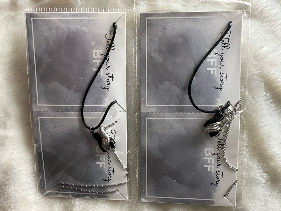 Фотография покупателя товара Кулоны «Неразлучники» на магните, рукопожатие, цвет чёрно-серебряный, 52 см