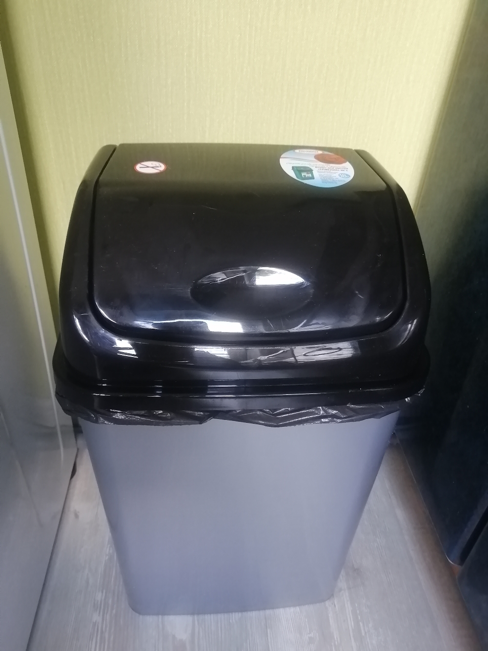 Фотография покупателя товара Контейнер для мусора «Камелия», 4 л, цвет серебристый перламутр/чёрный - Фото 17