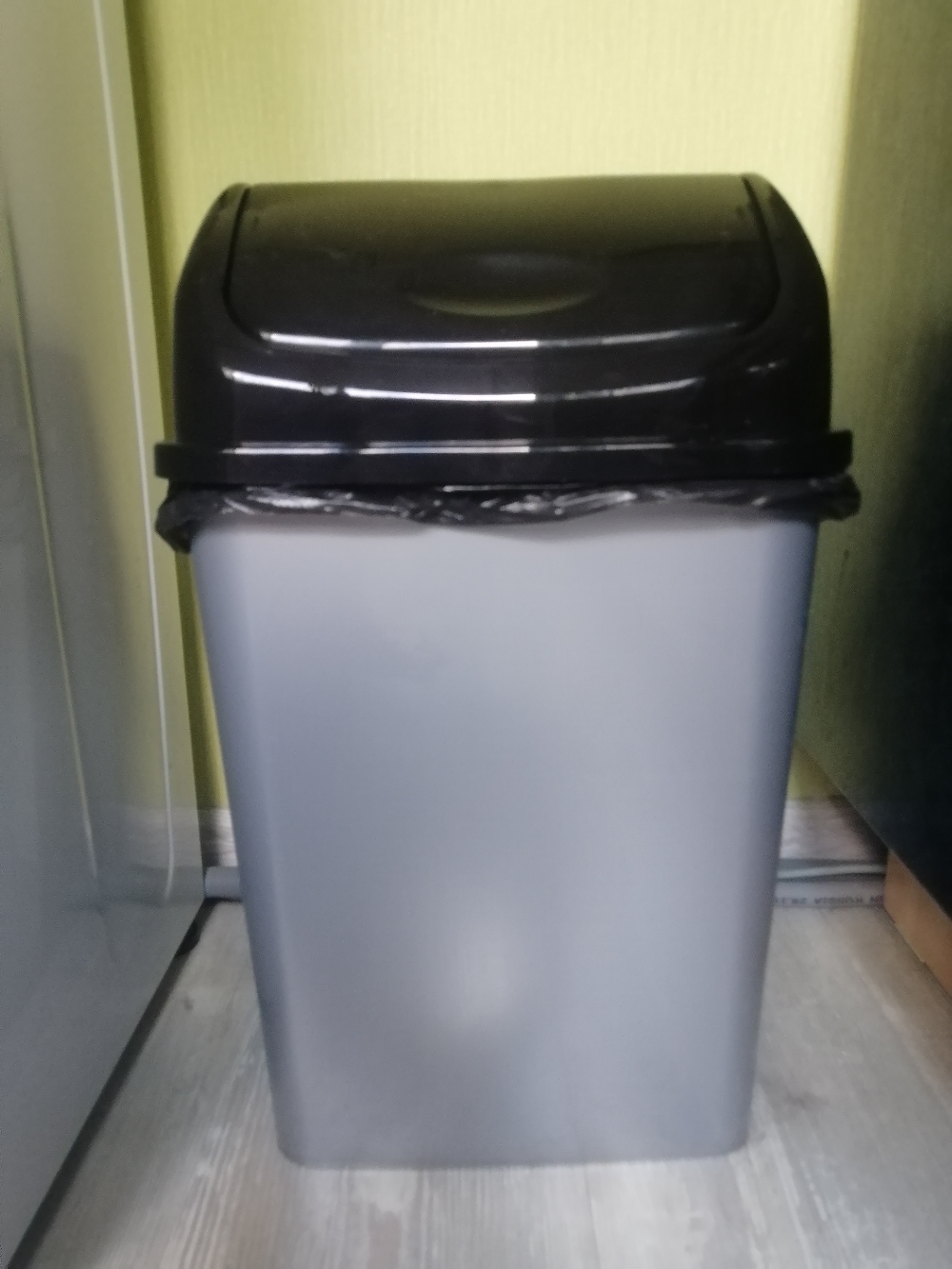 Фотография покупателя товара Контейнер для мусора «Камелия», 4 л, цвет серебристый перламутр/чёрный - Фото 18