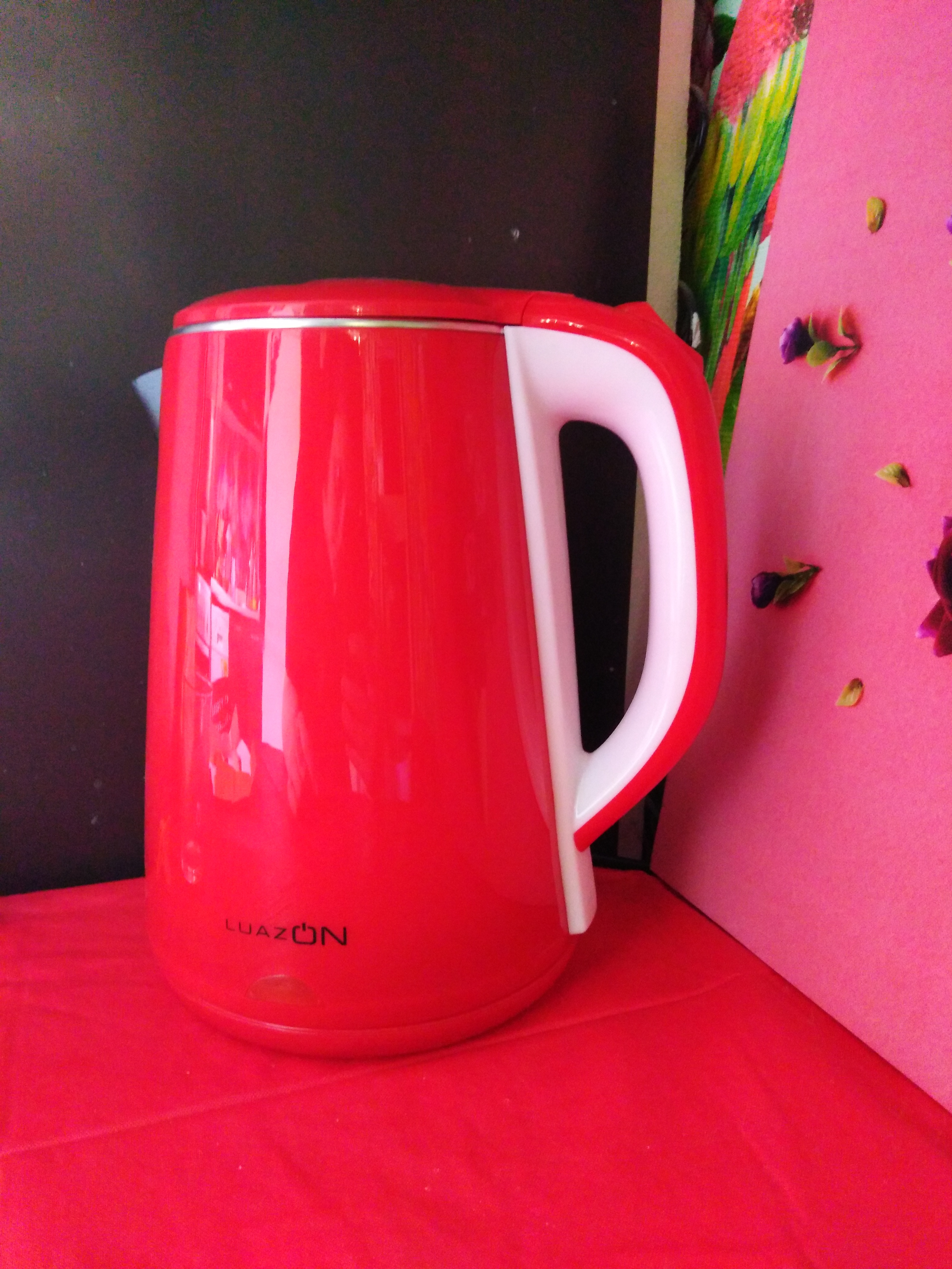 Фотография покупателя товара Чайник электрический Luazon LSK-1811, пластик, колба металл, 2.3 л, 2000 Вт, красный
