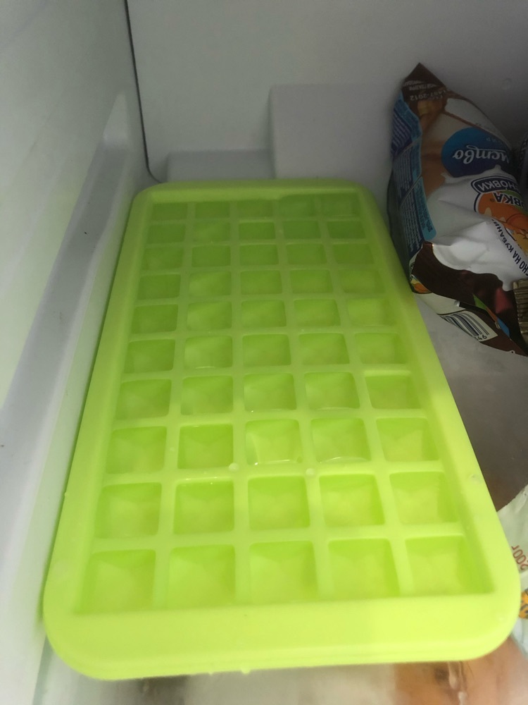 Фотография покупателя товара Форма для льда и шоколада «Сапфир», 25×13×2 см, 50 ячеек, цвет МИКС - Фото 3