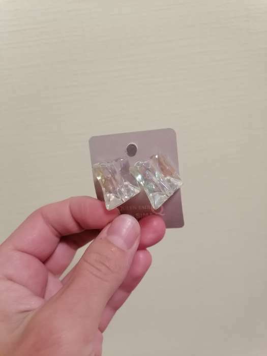 Фотография покупателя товара Серьги акриловые «Льдинка» неровный куб, цвет белый - Фото 1