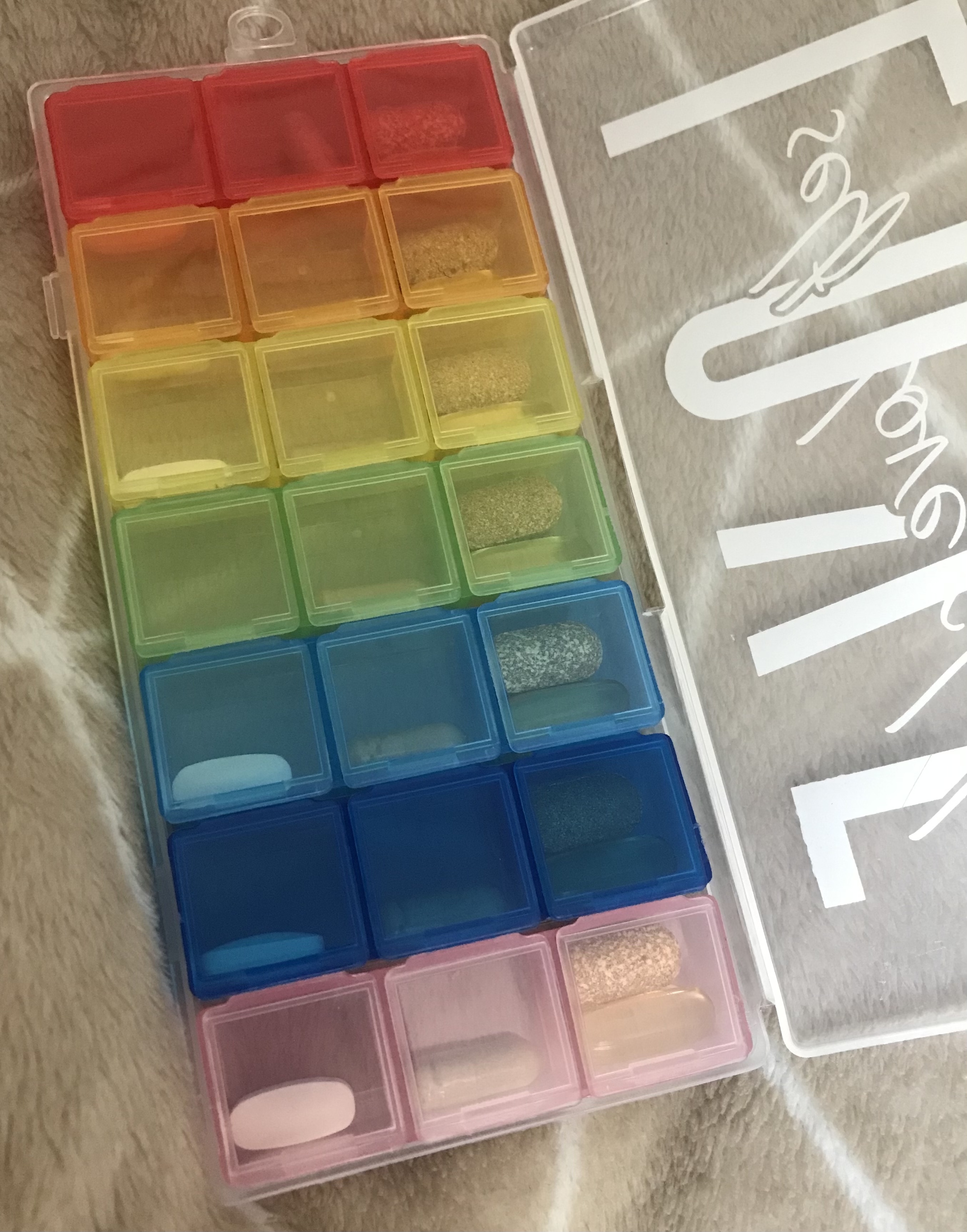 Фотография покупателя товара Таблетница-органайзер «Love», 7 контейнеров по 3 секции, разноцветные - Фото 1