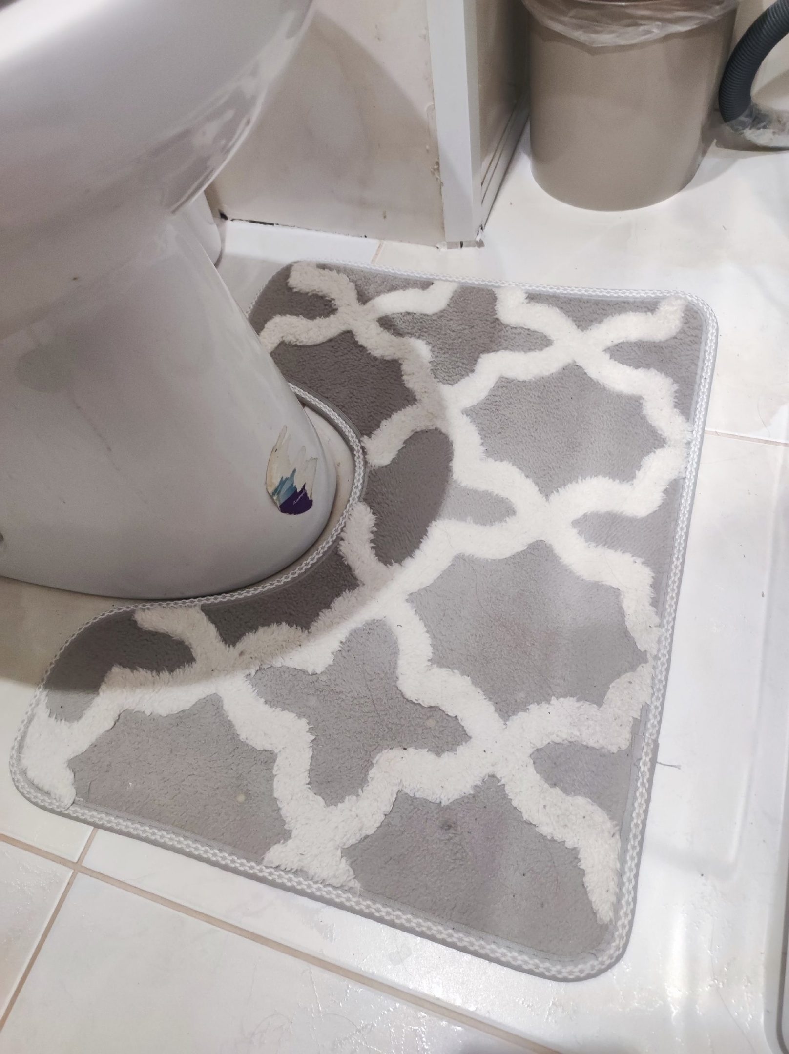 Фотография покупателя товара Набор ковриков для ванной и туалета Доляна «Трафарет», 2 шт, 40×50, 50×80 см, цвет серый - Фото 8