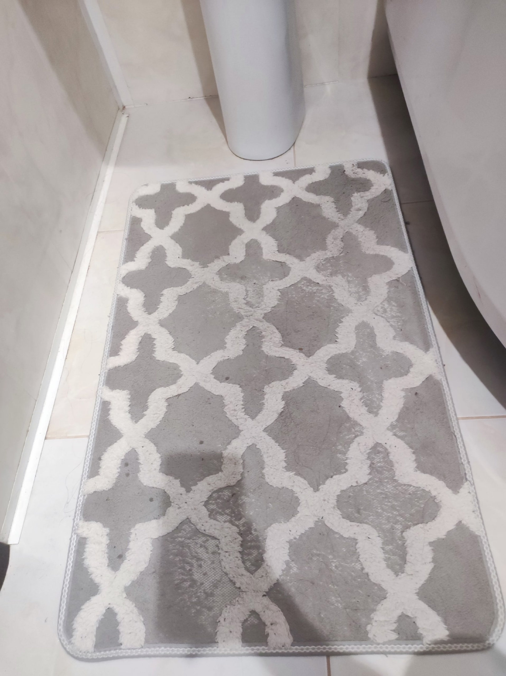 Фотография покупателя товара Набор ковриков для ванной и туалета Доляна «Трафарет», 2 шт, 40×50, 50×80 см, цвет серый - Фото 7