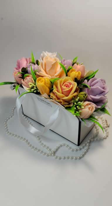 Фотография покупателя товара Коробка для цветов складная «Счастье рядом с тобой», 17 × 13 × 7 см - Фото 4