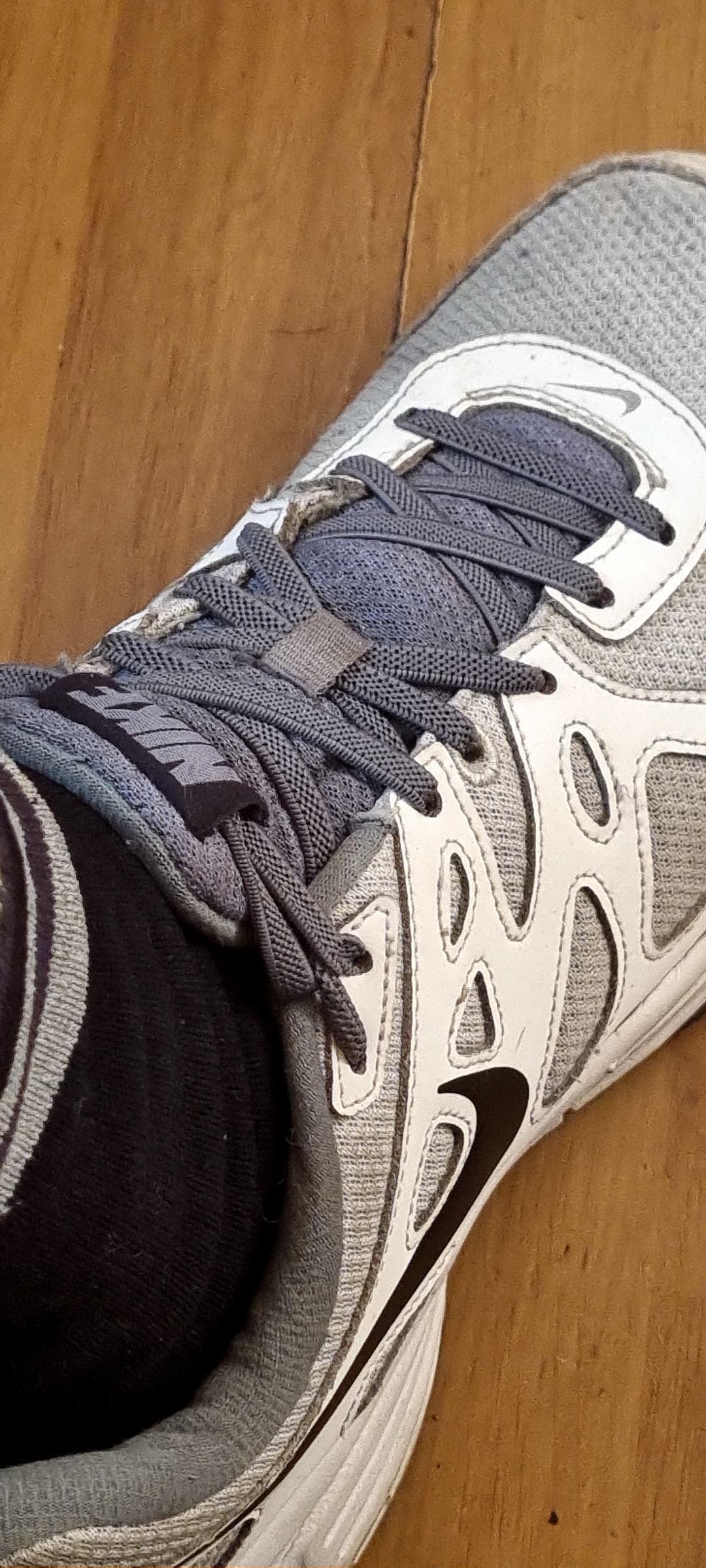 Фотография покупателя товара Шнурки для обуви, пара, плоские, с фиксатором, эластичные, 6 мм, 100 см, цвет серый - Фото 2