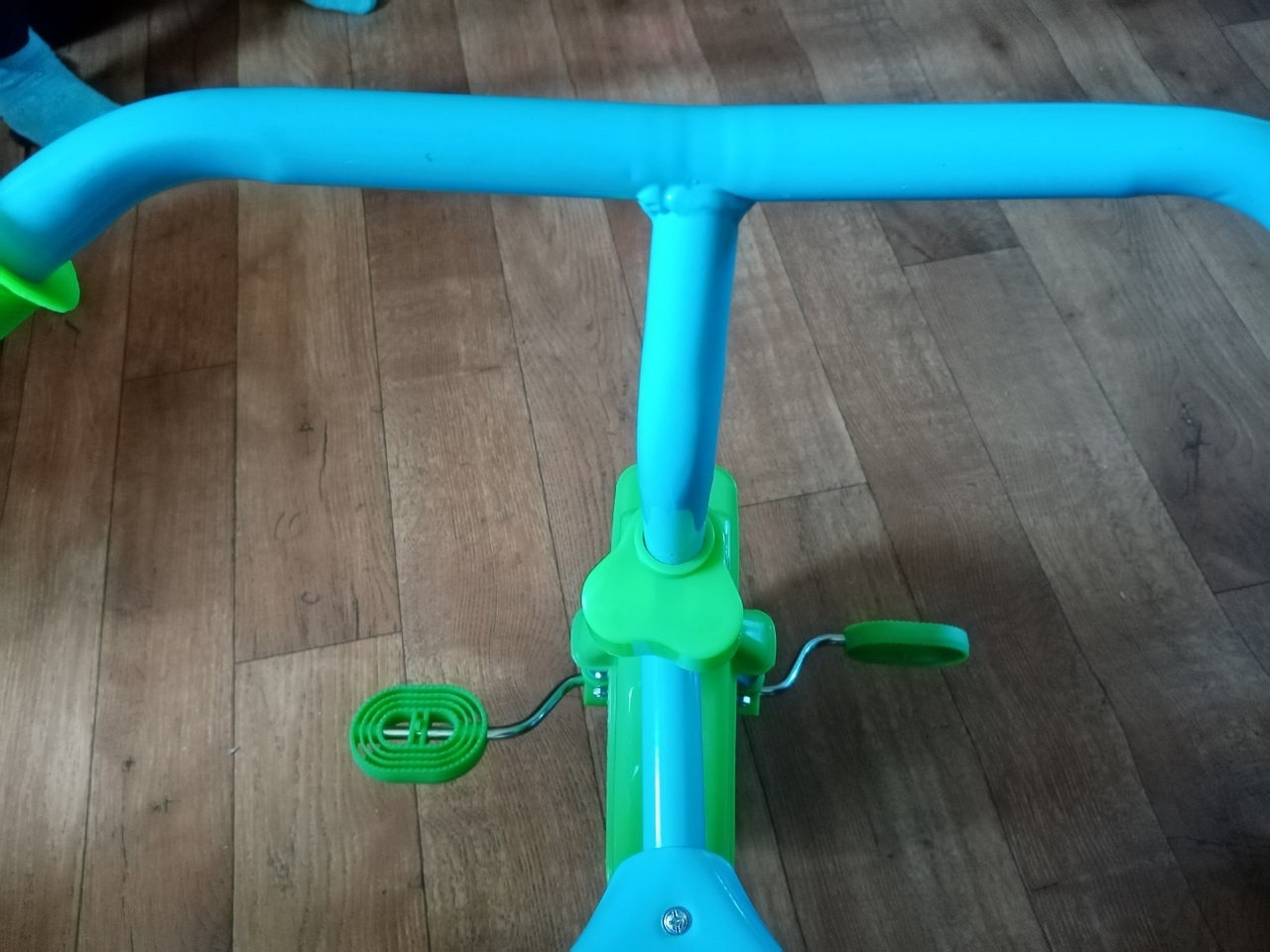 Фотография покупателя товара Велосипед трехколесный "Ветерок", колеса 8" и 6", цвет микс - Фото 2