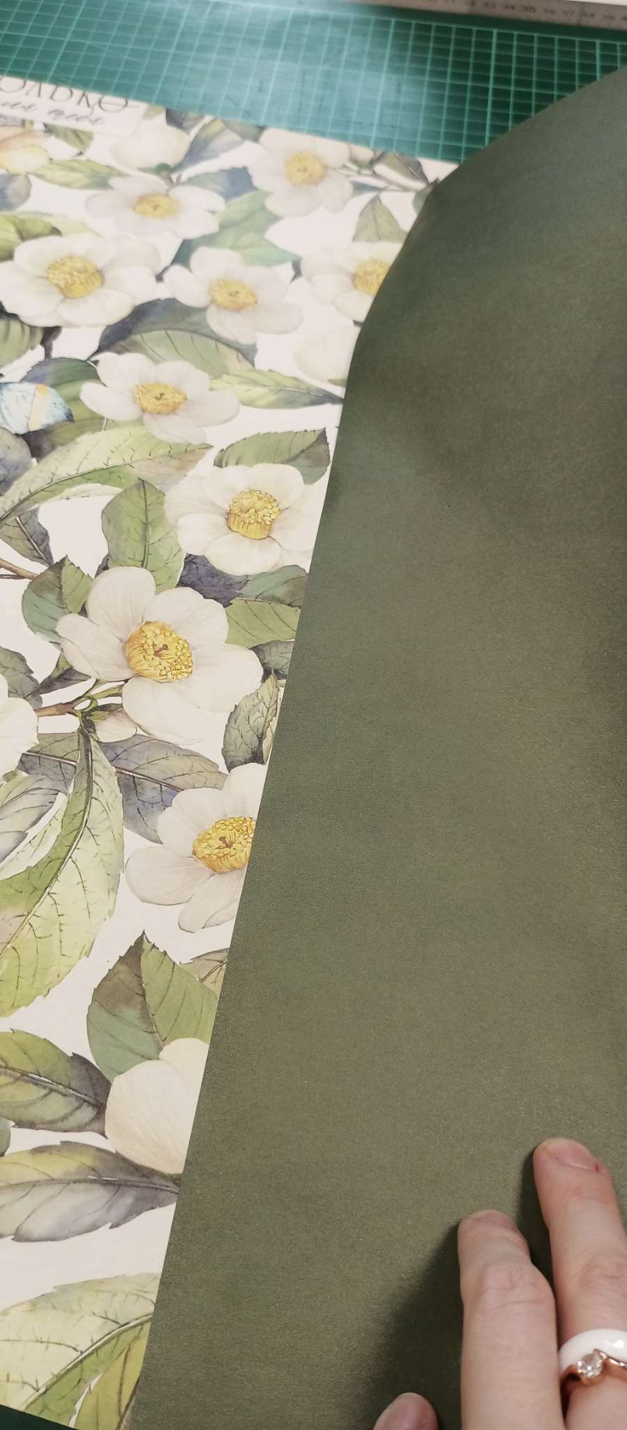 Фотография покупателя товара Бумага упаковочная двухсторонняя крафтовая «Цветочная», 70×100 см - Фото 2