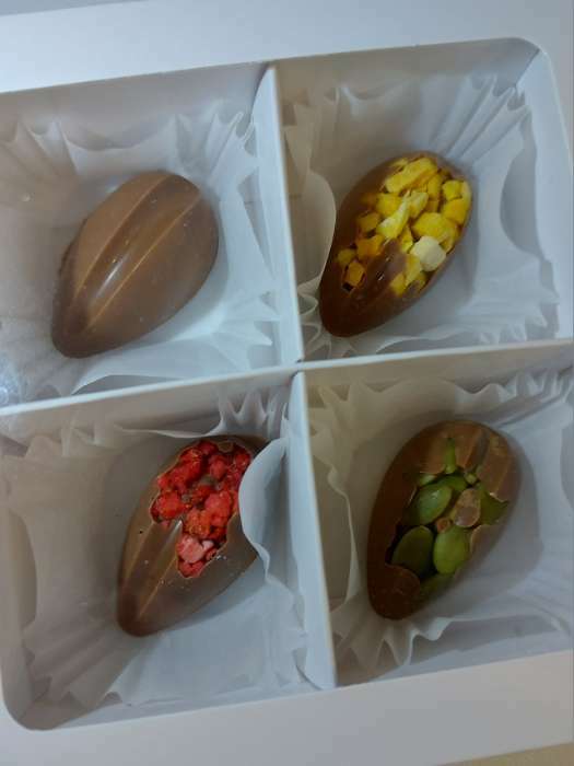 Фотография покупателя товара Коробка для конфет 4 шт., с окном, белая 12.5×12.5×3.5 см - Фото 11