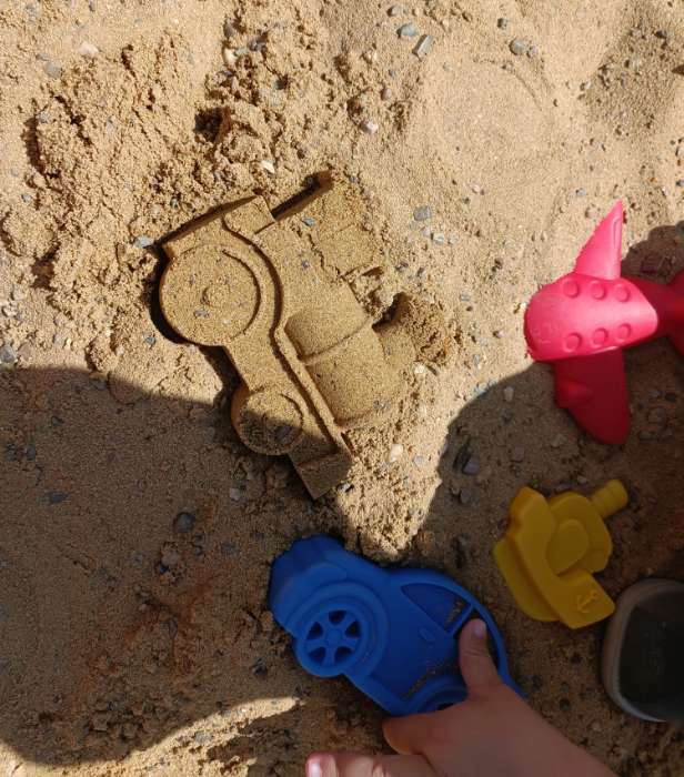 Фотография покупателя товара Набор для игры в песке, 4 формочки, ведро, цвета МИКС - Фото 4