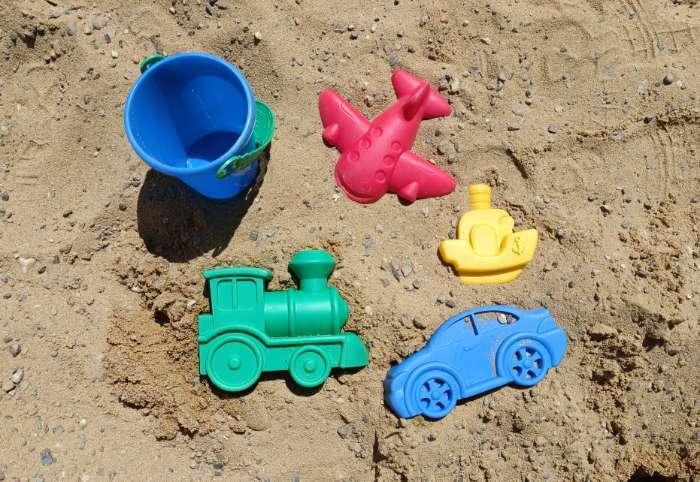 Фотография покупателя товара Набор для игры в песке, 4 формочки, ведро, цвета МИКС - Фото 3