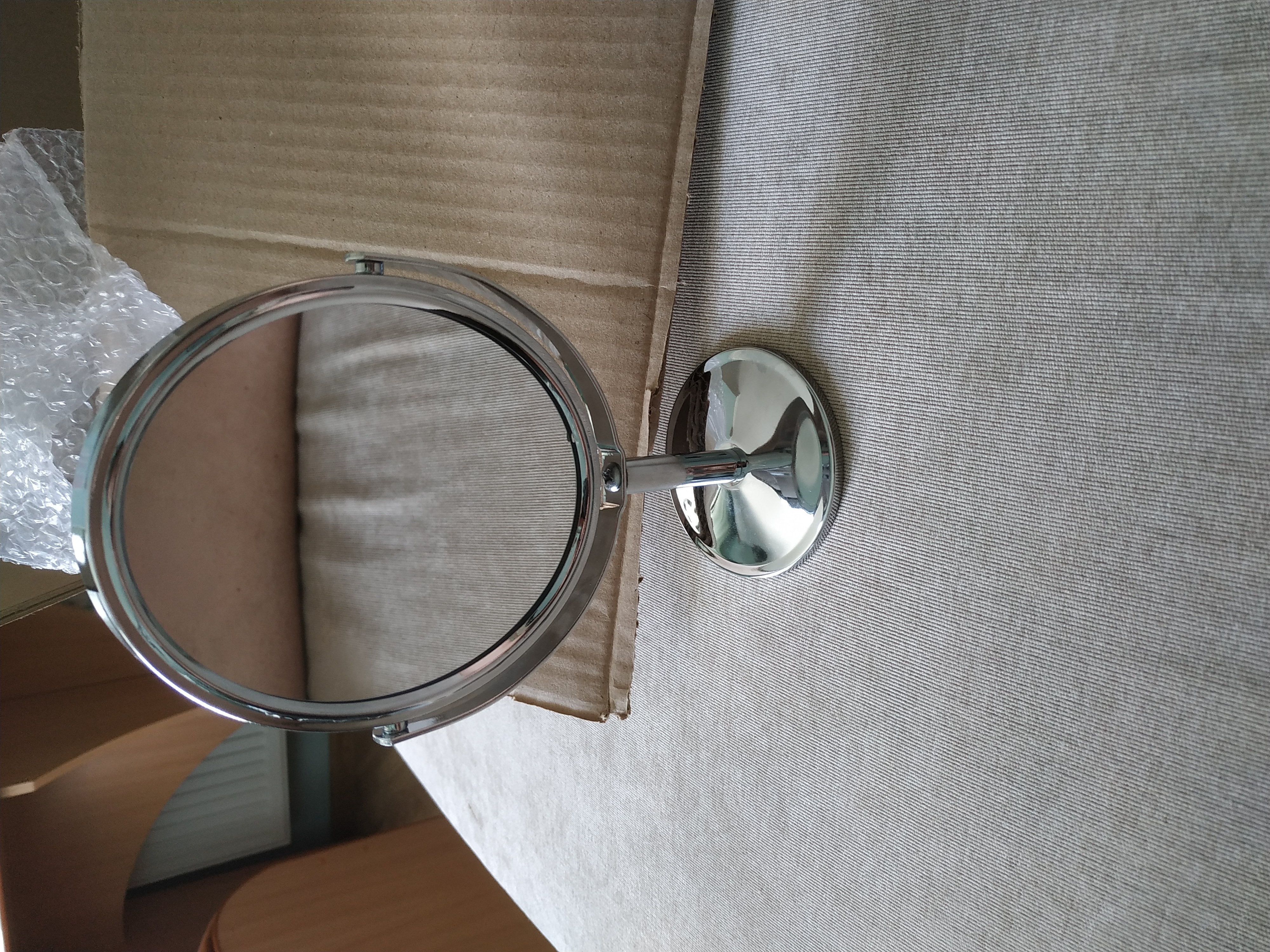 Фотография покупателя товара Зеркало на ножке «Овал», двустороннее, с увеличением, зеркальная поверхность 12,5 × 14 см, цвет серебристый - Фото 6