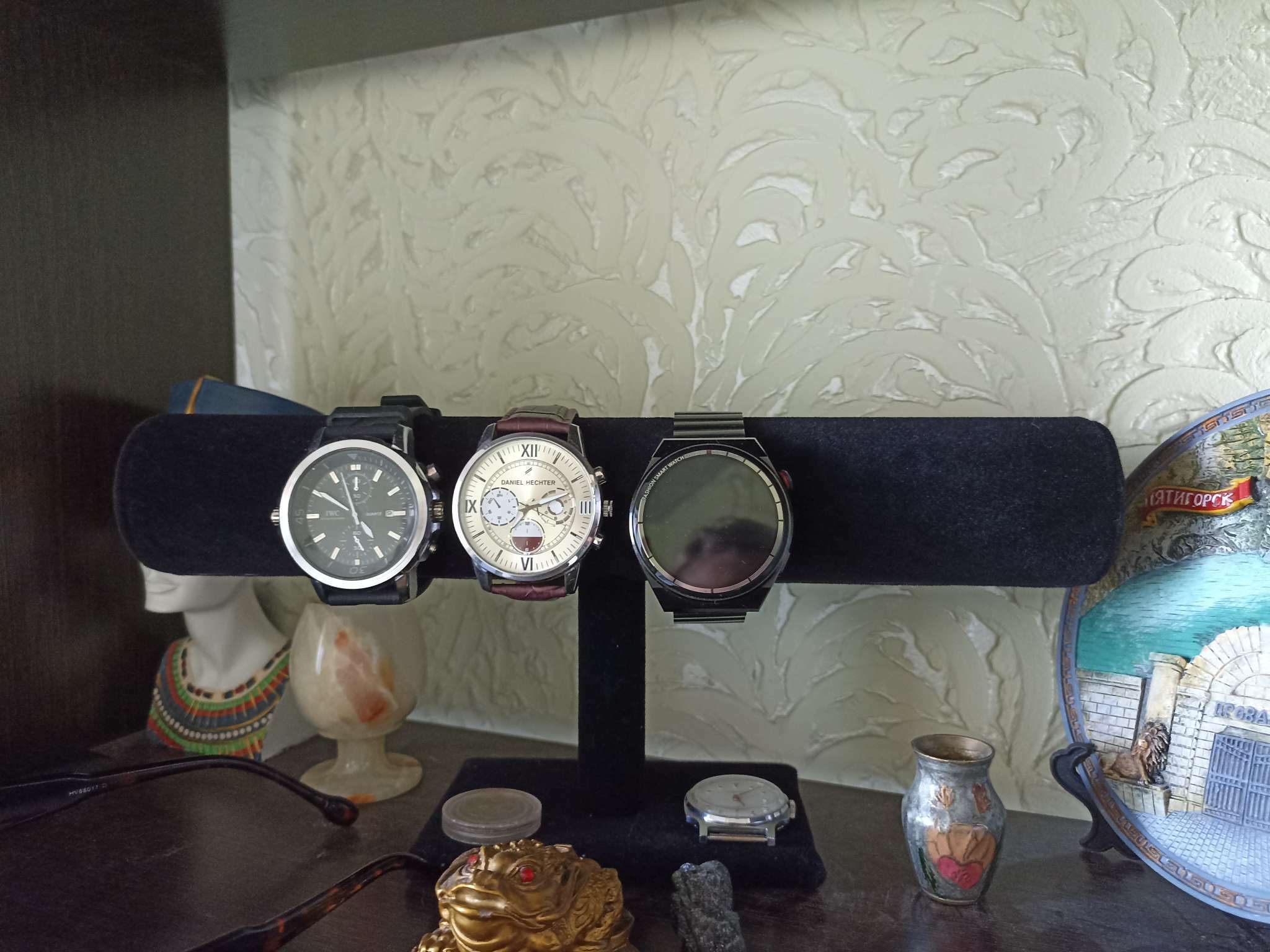 Фотография покупателя товара Подставка для часов, браслетов, флок, 30×7×13,5 см, d=5 см, цвет чёрный - Фото 1