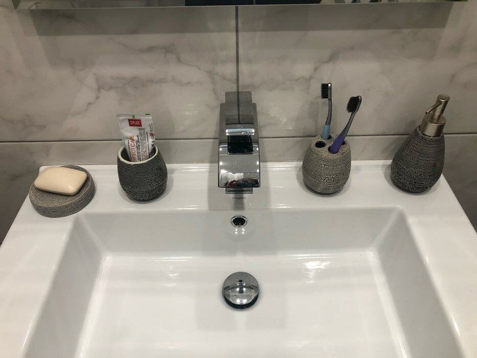 Фотография покупателя товара Набор аксессуаров для ванной комнаты Доляна «Камень», 4 предмета (дозатор 300 мл, мыльница, 2 стакана), цвет серый - Фото 3