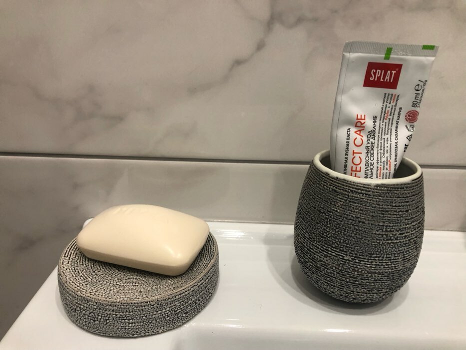 Фотография покупателя товара Набор аксессуаров для ванной комнаты Доляна «Камень», 4 предмета (дозатор 300 мл, мыльница, 2 стакана), цвет серый