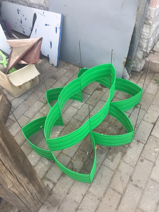 Фотография покупателя товара Клумба пластиковая, 15 × 540 см, 18 секций, зелёная, «Конструктор»