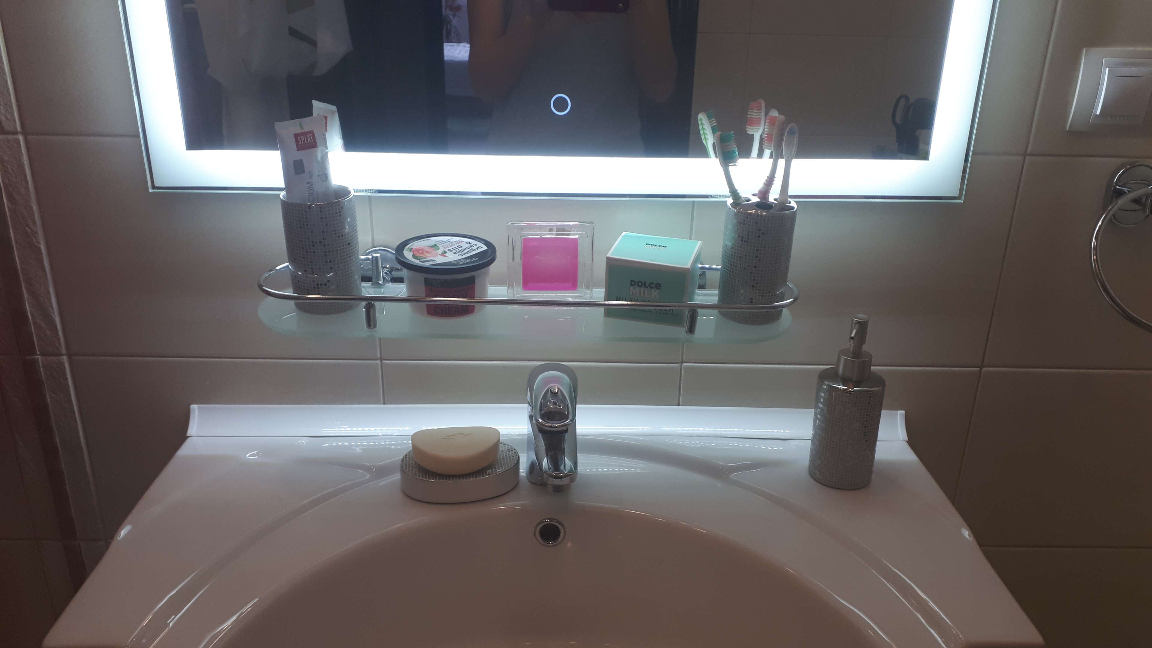 Фотография покупателя товара Набор аксессуаров для ванной комнаты Доляна «Диско», 4 предмета (дозатор 300 мл, мыльница, 2 стакана), цвет серый - Фото 3