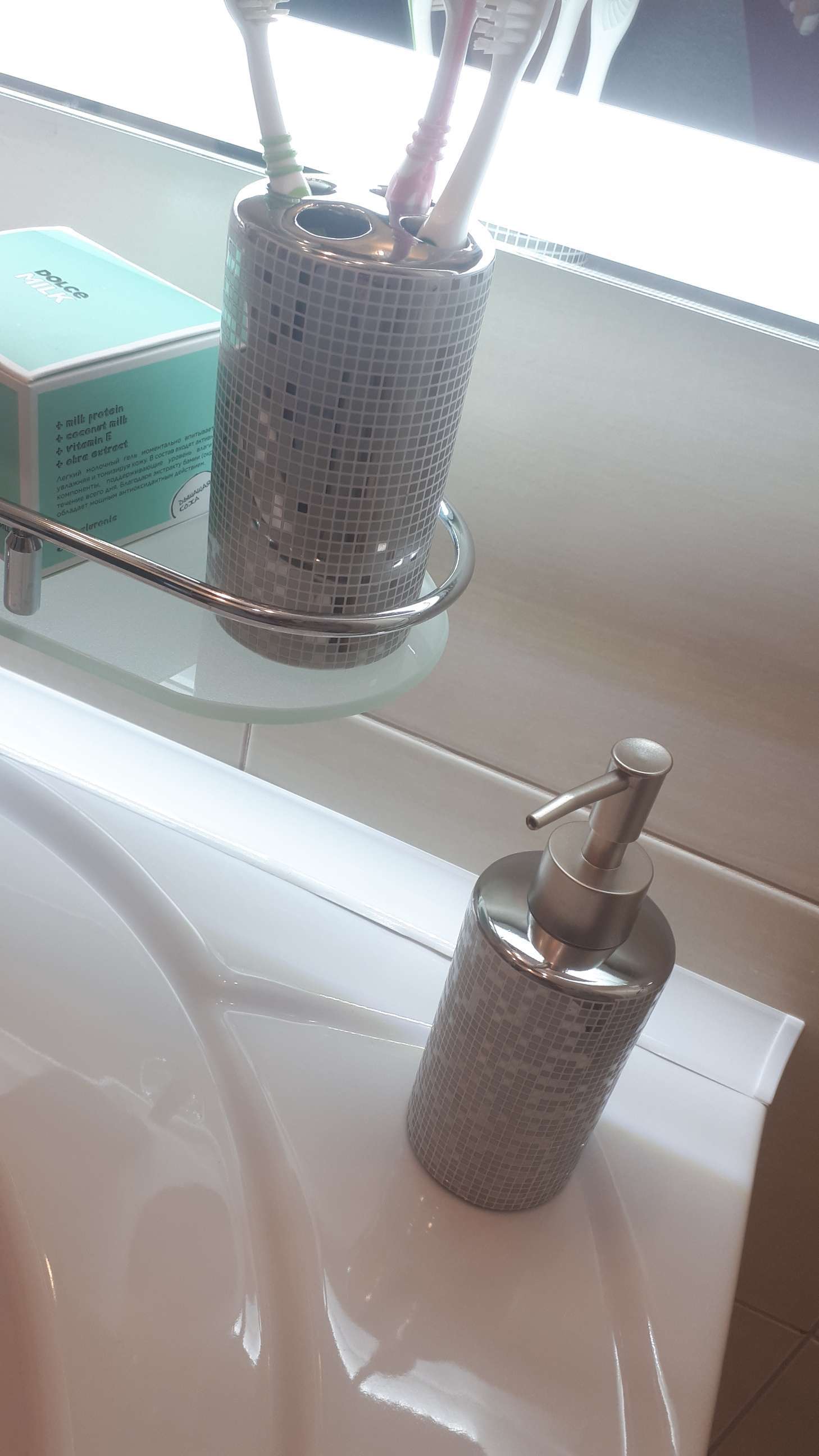 Фотография покупателя товара Набор аксессуаров для ванной комнаты Доляна «Диско», 4 предмета (дозатор 300 мл, мыльница, 2 стакана), цвет серый - Фото 2