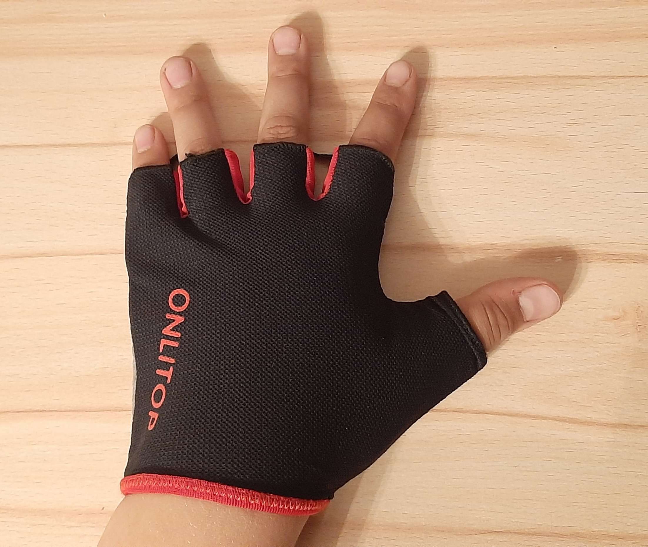 Фотография покупателя товара Перчатки спортивные, размер S, цвет чёрный - Фото 3